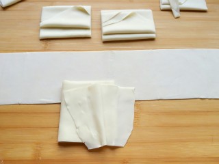19、石蛤蟆水饺（博山水饺的包法）,把切好的面皮段打开，将一边对齐，一层一层叠在一起。