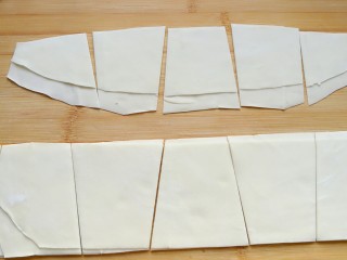 20、石蛤蟆水饺（博山水饺的包法）,用刀一左一右斜切成相邻颠倒的梯形状。使之成为下底为约08厘米，上底为5-6厘米，高为高为8厘米的等腰梯形面片。