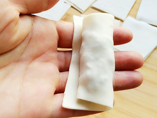 23、石蛤蟆水饺（博山水饺的包法）,然后再卷一圈。