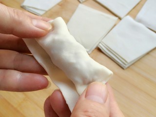 24、石蛤蟆水饺（博山水饺的包法）,用双手将饺子的两边捏紧，注意不要捏的太宽。