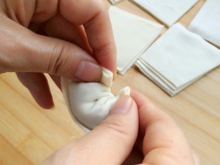 26、石蛤蟆水饺（博山水饺的包法）,把上面的两个角叠捏在一块。