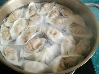 29、石蛤蟆水饺（博山水饺的包法）,煮饺子：由于这种饺子比一般的饺子皮要薄，煮的时间不要太长。煮锅水开后，加入一小勺盐（防沾），放入饺子，煮到饺子浮上来时，加入一小碗凉水，等到饺子再浮上来时差不多就熟了。