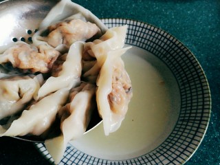 31、石蛤蟆水饺（博山水饺的包法）,要是把饺子浸入提前煮好的骨汤或鸡汤中，就可以当馄饨吃。