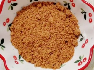 1、红糖糯米饭,红糖放入碗里备用