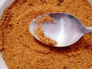 7、红糖糯米饭,用勺子压实