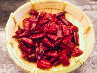 1、香辣烤鱼,干红辣椒剪成小段去籽备用。