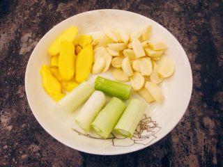 3、香辣烤鱼,姜切片，蒜瓣切成两瓣，大葱切成寸段。