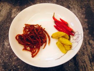 4、香辣烤鱼,取30g萝卜干，40g泡小米椒备用。