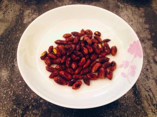 8、香辣烤鱼,将花生米放炒锅内小火不停翻动搅拌炒至花生皮成深红色盛出备用。