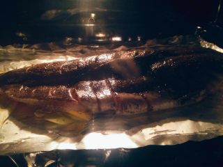 12、香辣烤鱼,烤箱设置185度，40分钟，预热10分钟后将鱼放入烤箱中层烤制。