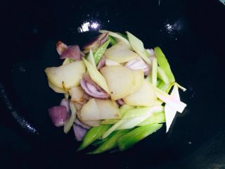 14、香辣烤鱼,待鱼烤至表面焦黄时（剩余时间约10分钟），炒锅内加约50g色拉油烧至六成热，下入土豆片炒至土豆片略微透亮，撒入约1g盐，加入洋葱，西芹，莴笋大火爆炒至断生。