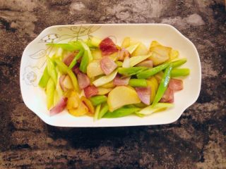 15、香辣烤鱼,炒好的菜盛出垫入鱼盘底部。