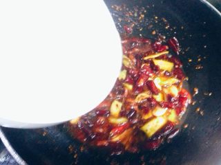 19、香辣烤鱼,锅内加入备好的鲜高汤大火烧开，加入盐，白砂糖，味精调味略微收汁淋上香油，关火备用。