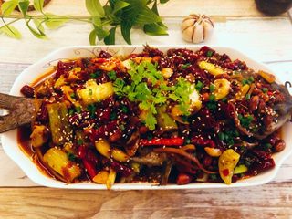 22、香辣烤鱼,撒上剩余的酥花生，熟芝麻，小香葱花，点缀香菜即可大功告成。