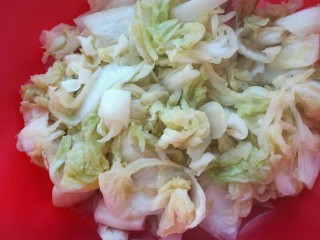 3、韩式辣白菜,腌制好的白菜我们可以适当的尝尝味道，如果特别咸，可以用水适当的冲一冲（可以省略），然后再用手攥干水份（不可省略，手用最大尽力攥就可以）。然后称重，我的最后重量是400克（这个也要看每个白菜的水份程度来定），也就是说我用400克腌好的白菜来做的辣白菜，这个用量大家参考下。