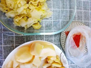 4、韩式辣白菜,然后我们需要准备，调味的材料。料理机（没有可以省略）