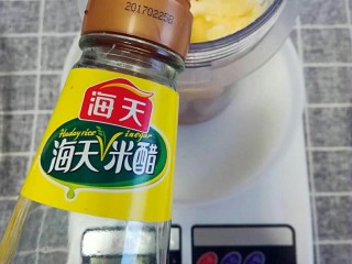 5、韩式辣白菜,准备料理机杯子里面放入25克米醋（可以分次）然后加入苹果，梨，蒜，和姜，这里的醋充当了水的作用。（如果没有料理机，直接剁碎就可以，剁碎后再加醋）