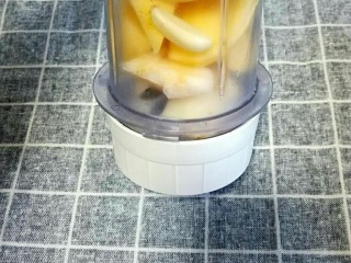 6、韩式辣白菜,把材料打成这样的糊状。