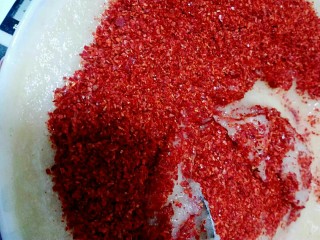 8、韩式辣白菜,然后再把盐，味精，糖和辣椒面依次放入刚打好的调味糊里面搅匀。