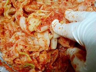 11、韩式辣白菜,然后我们可以戴上手套用手来抓匀。