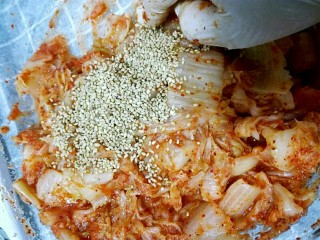 12、韩式辣白菜,再在上面撒入适当的熟芝麻拌匀。