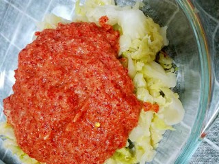 10、韩式辣白菜,再把白菜里面倒入一些调味酱拌匀。