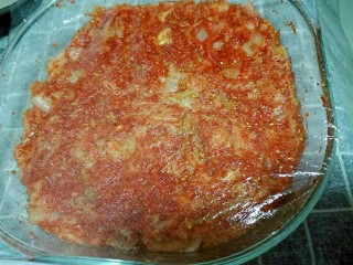 14、韩式辣白菜,如果觉得味道可以了，我们就再进行腌制，盖上保鲜膜，放入冰箱腌制（入味）至少24小时，就可以吃了。