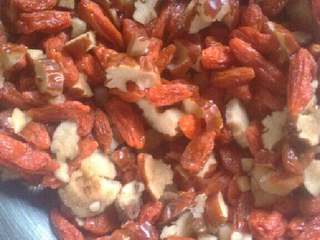 1、芝麻小酥饼,将红枣片枸杞放在温水中泡发，备用