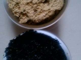 2、芝麻小酥饼,黑白芝麻分别洗净后，炒香，装入收纳盒里，备用