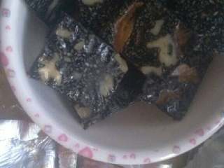 4、芝麻小酥饼,阿胶糕去除外包装，装在小碗里备用。