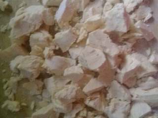 5、芝麻小酥饼,将打糖切成小块，以上准备好了吗？我们一起要做