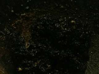 6、芝麻小酥饼,锅中加少许水将打糖块儿放入锅中融化，至焦黄色。依次放入，阿胶糕。黑芝麻，枸杞红枣核桃。熬制成团状，就可以准备出锅了。