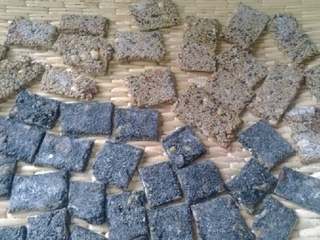 7、芝麻小酥饼,出锅后，放在桉板上，用擀面杖压成薄片，用刀分切成小块，待凉后，装入收纳盒里。