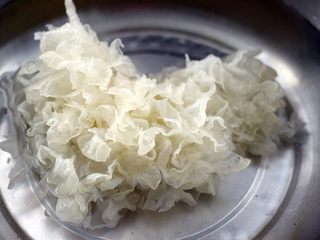 2、双色枸杞银耳桂花羹,干银耳提前泡发4个小时