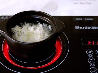 5、双色枸杞银耳桂花羹,加入适量清水