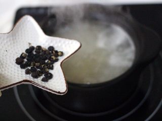 8、双色枸杞银耳桂花羹,关火、放入黑枸杞粒