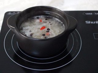 11、双色枸杞银耳桂花羹,用砂锅的余温、让黑枸杞慢慢溶解变色、释放出花青素