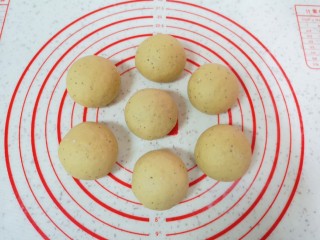 5、红枣红糖馒头,将小剂子揉光滚圆。