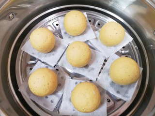 6、红枣红糖馒头,蒸锅内放水，篦子上铺上油纸，放上做好的馒头生胚，盖上锅盖二次发酵10分钟左右，凉水上锅，上汽后转中火蒸20分钟关火，焖5分钟左右出锅。