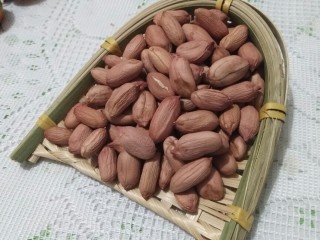 1、下酒小菜――凉拌花生,首先挑选花生。
