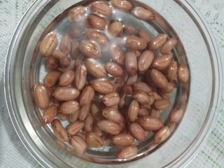 2、下酒小菜――凉拌花生,将花钱冲洗干净后，放在水中浸泡一夜。