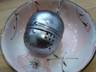 5、下酒小菜――凉拌花生,将大料放入专门的容器中。