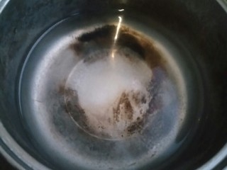 6、下酒小菜――凉拌花生,取锅加水。