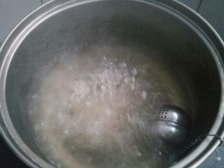 7、下酒小菜――凉拌花生,待水开后，放入大料。