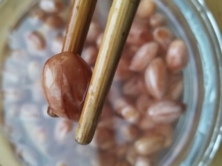 8、下酒小菜――凉拌花生,将花生小火煮五分钟左右，等花生皮透明的时候取出。