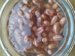 9、下酒小菜――凉拌花生,放入凉开水中。