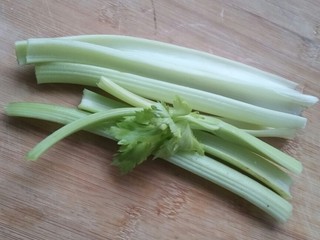 10、下酒小菜――凉拌花生,芹菜洗净。