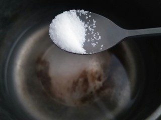 12、下酒小菜――凉拌花生,锅中放水放盐。