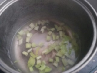 14、下酒小菜――凉拌花生,水开后放入切好的芹菜段，大火煮一分钟左右。