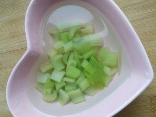 15、下酒小菜――凉拌花生,将煮好的芹菜放入凉开水中。